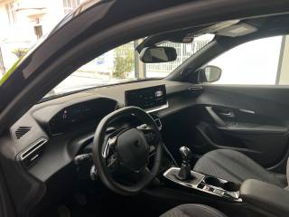 PEUGEOT 2008 usata, con Volante multifunzione