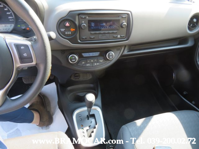 TOYOTA Yaris usata, con USB