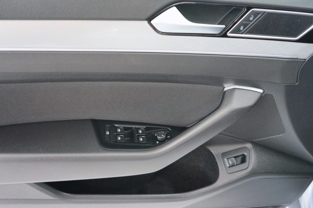 VOLKSWAGEN Passat Variant usata, con Sensori di parcheggio anteriori