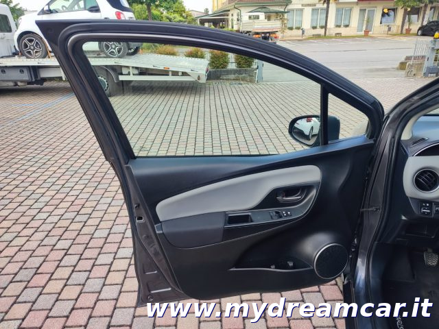 TOYOTA Yaris usata 28