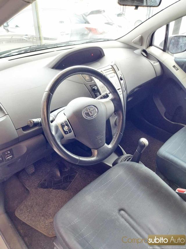 TOYOTA Yaris usata 12