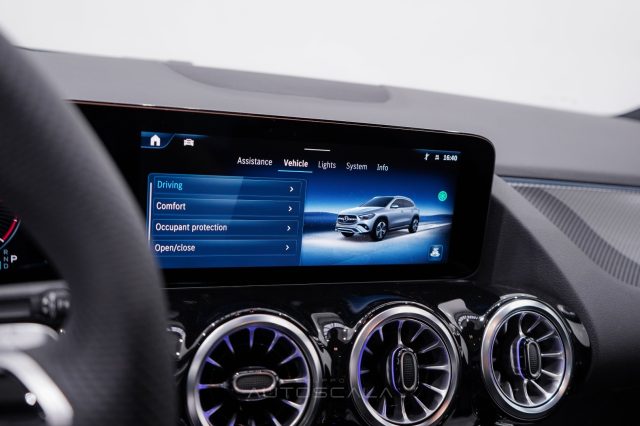 MERCEDES-BENZ GLA 200 usata, con Luci diurne LED