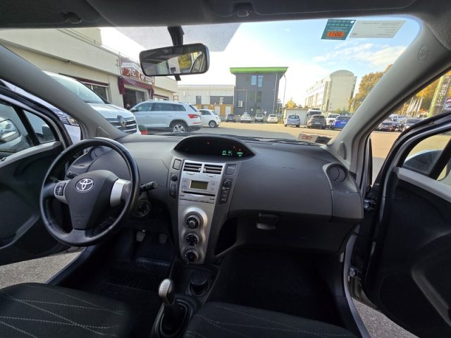 TOYOTA Yaris usata 11