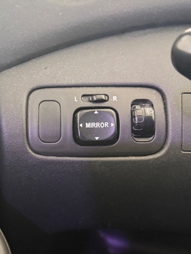 TOYOTA Yaris usata 12