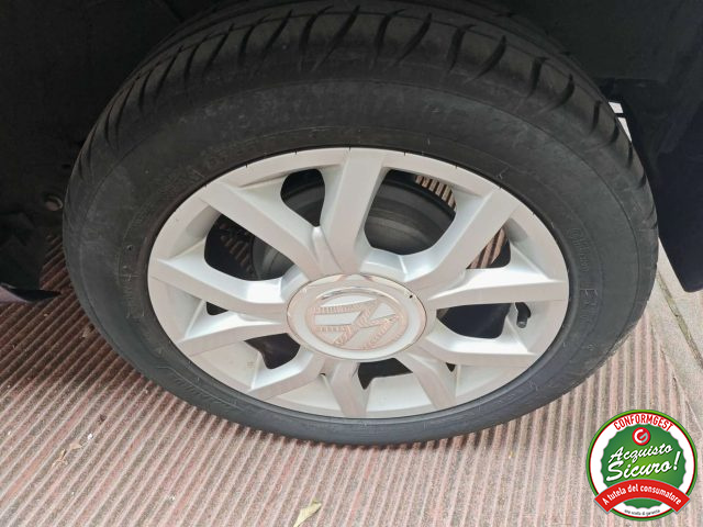 VOLKSWAGEN up! usata, con Autoradio