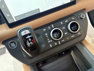 LAND ROVER Defender usata, con Leve al volante