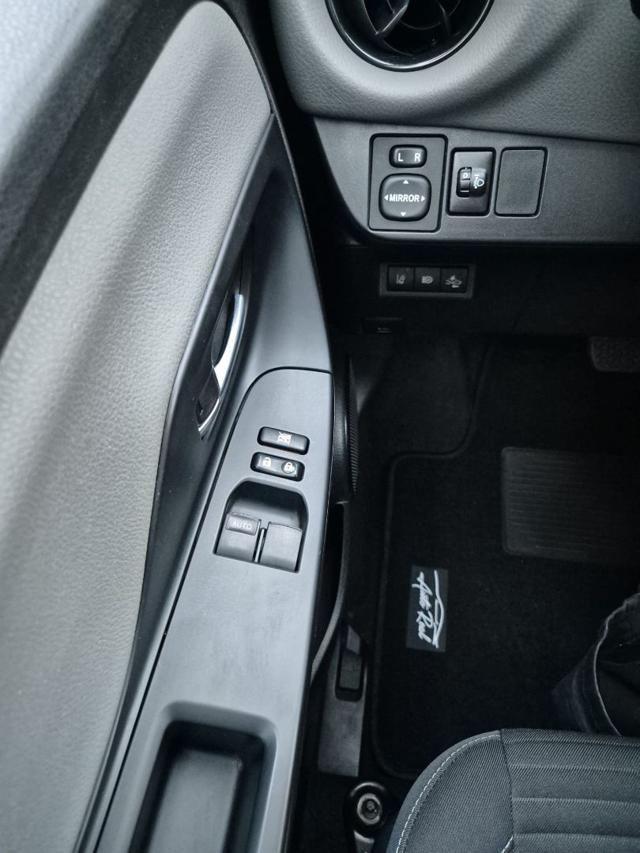 TOYOTA Yaris usata, con Volante multifunzione