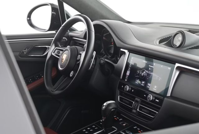 PORSCHE Macan usata, con Park Distance Control