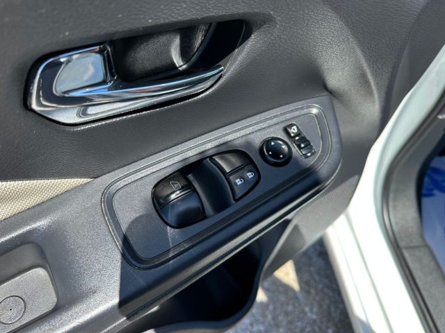 NISSAN Micra usata, con USB