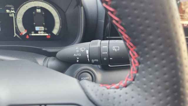 TOYOTA Yaris usata, con Fari LED