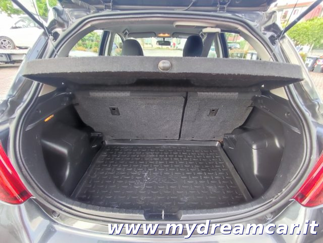 TOYOTA Yaris usata 18