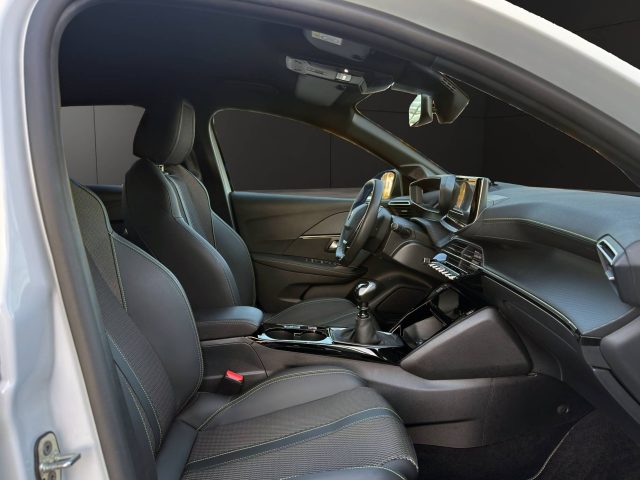 PEUGEOT 208 usata, con Sedile posteriore sdoppiato