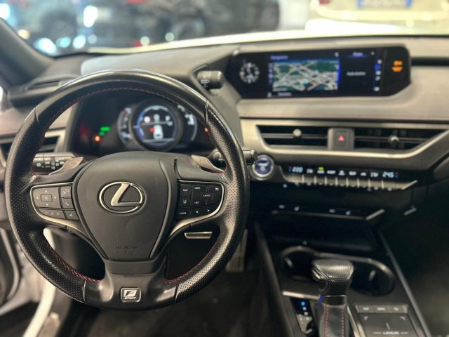 LEXUS UX 250h usata, con Autoradio