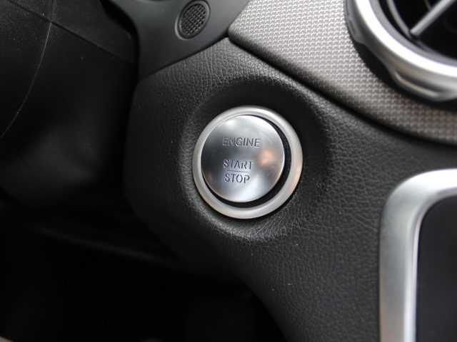 MERCEDES-BENZ GLA 200 usata, con Leve al volante