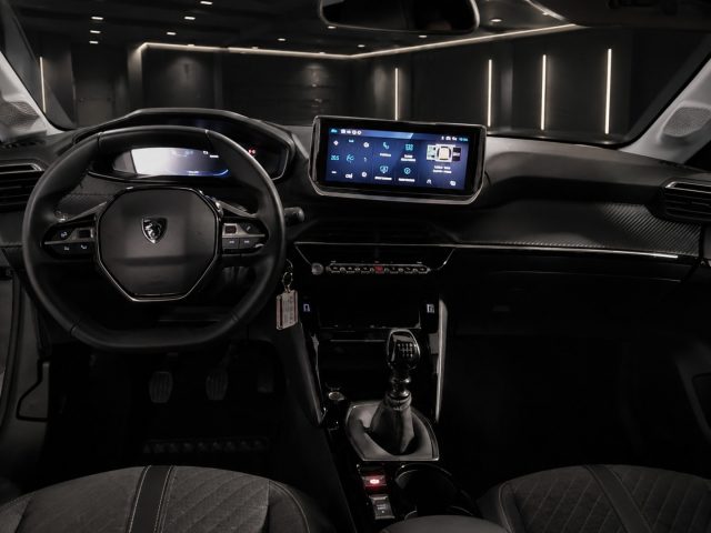 PEUGEOT 208 usata, con Autoradio
