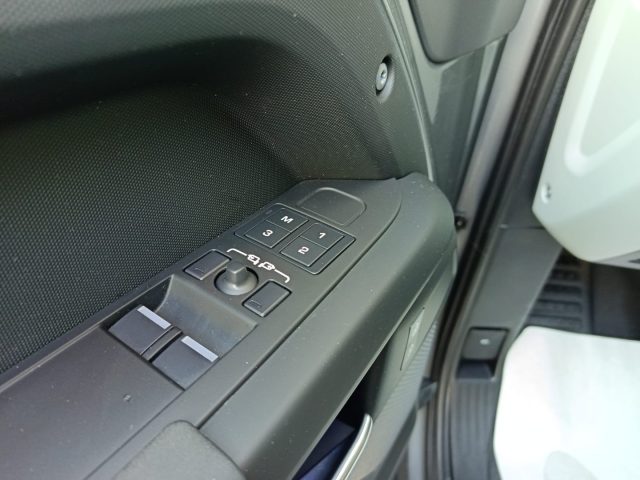 LAND ROVER Defender usata, con Controllo automatico clima