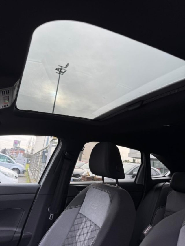 VOLKSWAGEN Taigo usata, con Airbag testa