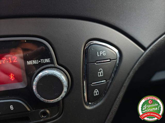 OPEL Corsa usata, con USB