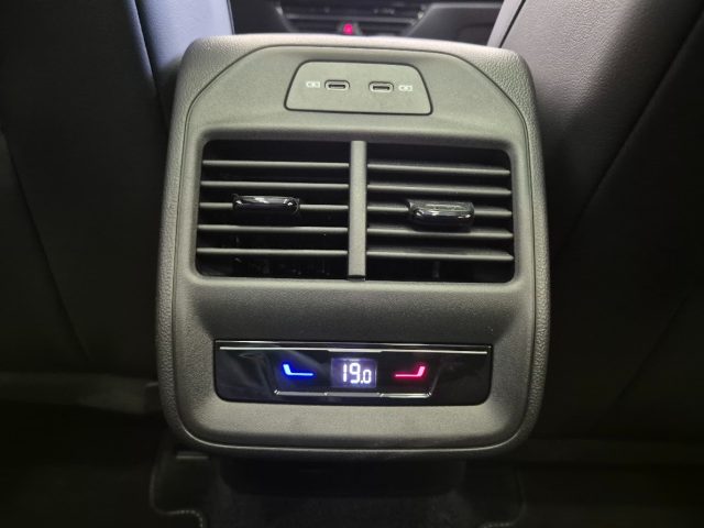 VOLKSWAGEN Passat usata, con Fari LED