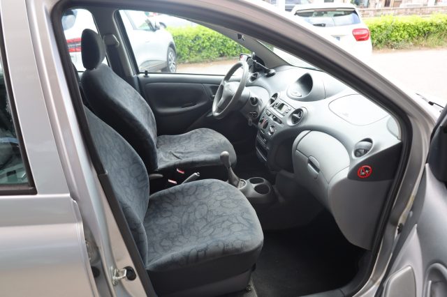 TOYOTA Yaris usata 51