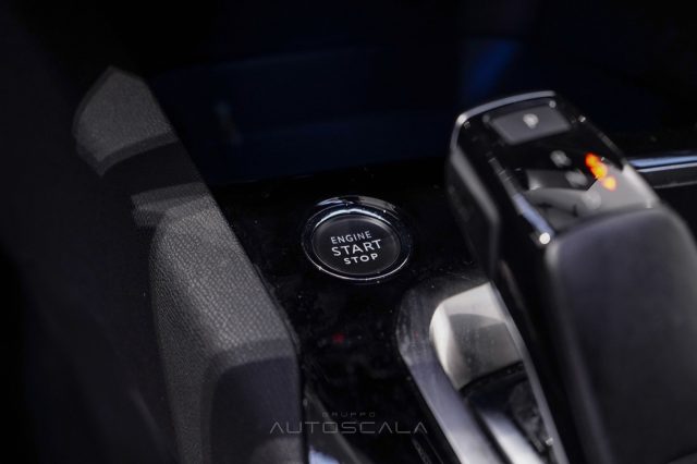 PEUGEOT 5008 usata, con Autoradio digitale