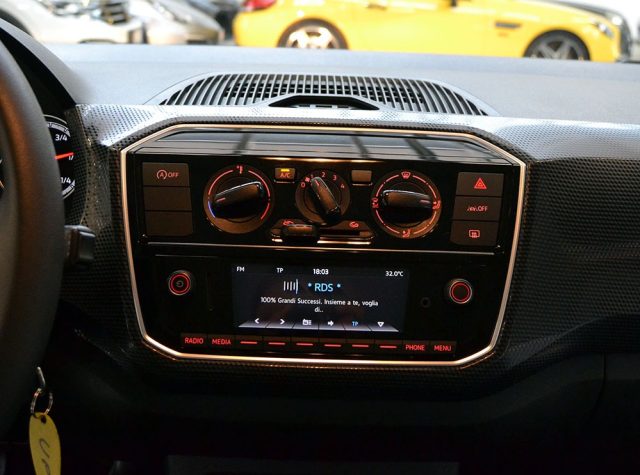 VOLKSWAGEN up! usata, con Autoradio