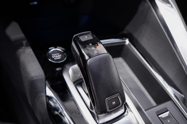 PEUGEOT 5008 usata, con Touch screen