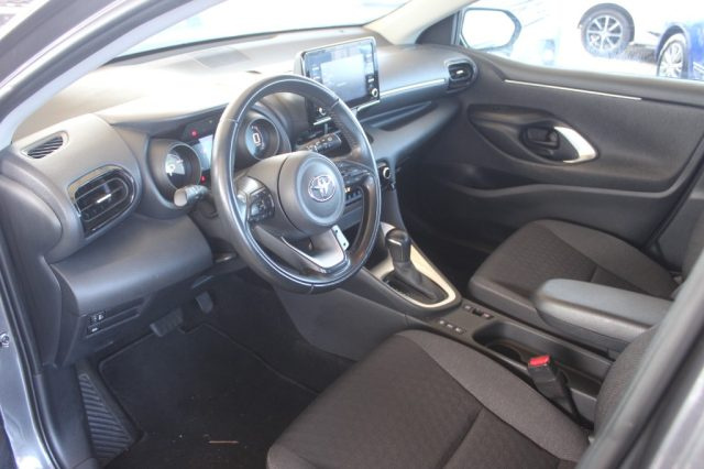 TOYOTA Yaris usata, con Fari LED