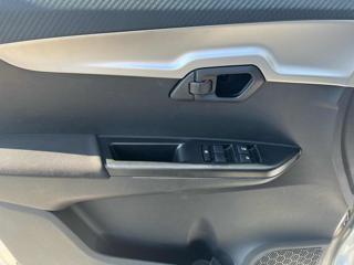 MAHINDRA KUV100 usata, con Autoradio digitale