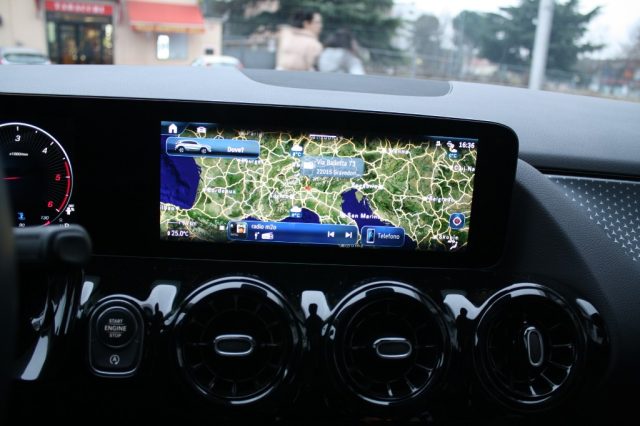 MERCEDES-BENZ GLA 200 usata, con Fari LED