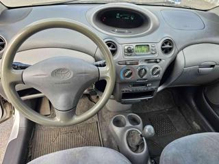 TOYOTA Yaris usata 11