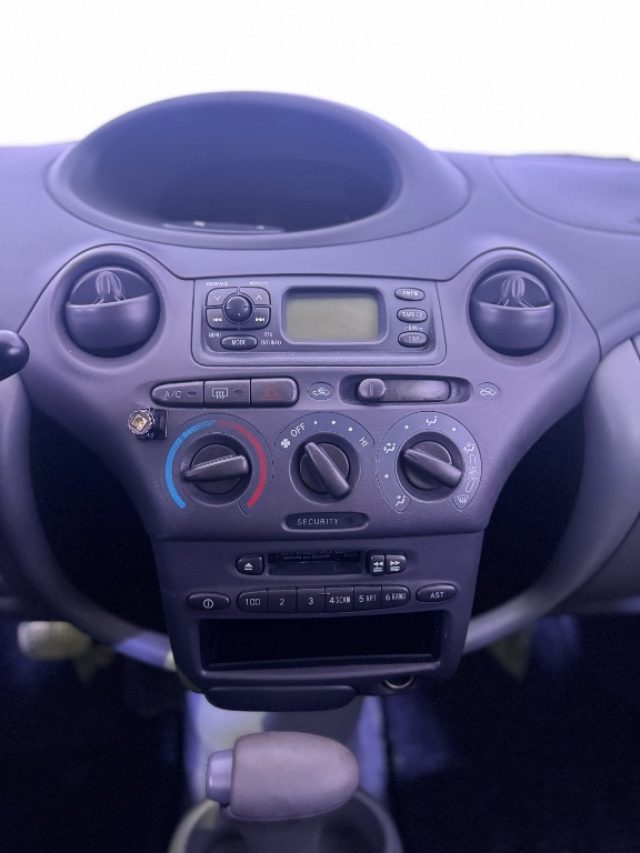 TOYOTA Yaris usata 14