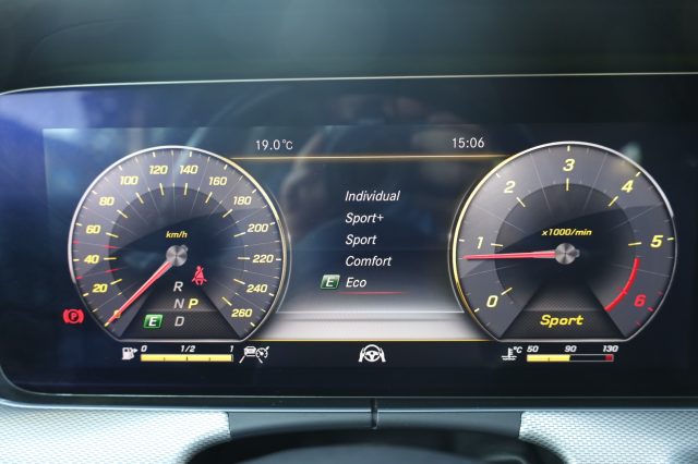 MERCEDES-BENZ E 220 usata, con Sensori di parcheggio anteriori