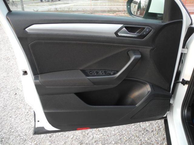 VOLKSWAGEN T-Roc usata, con Schermo multifunzione interamente digitale