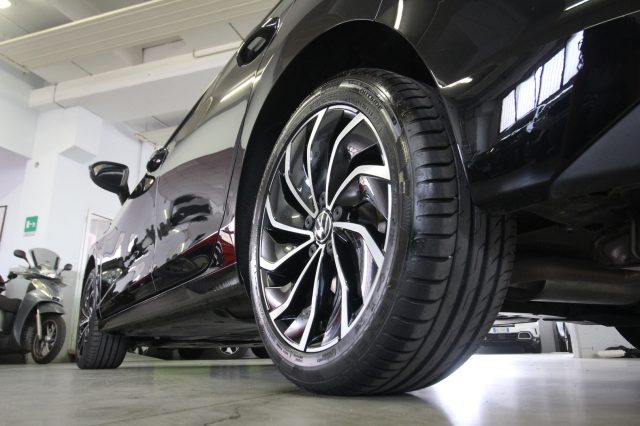 VOLKSWAGEN Golf usata, con USB