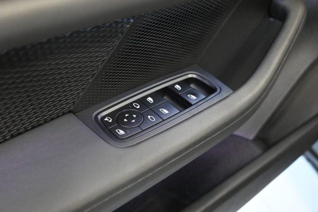 PORSCHE Taycan usata 41
