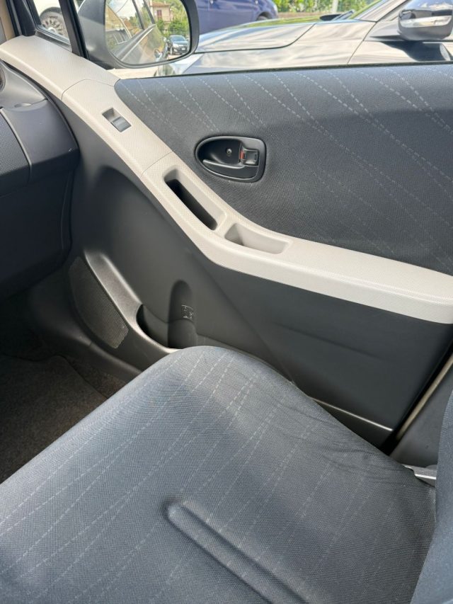 TOYOTA Yaris usata 17