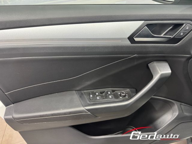 VOLKSWAGEN T-Roc usata, con Controllo automatico clima