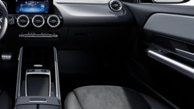 MERCEDES-BENZ GLA 200 usata, con Controllo automatico clima