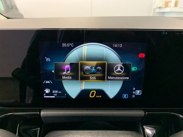 MERCEDES-BENZ GLA 180 usata, con Autoradio digitale