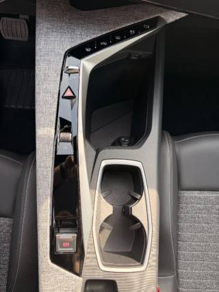 PEUGEOT 5008 usata, con Touch screen