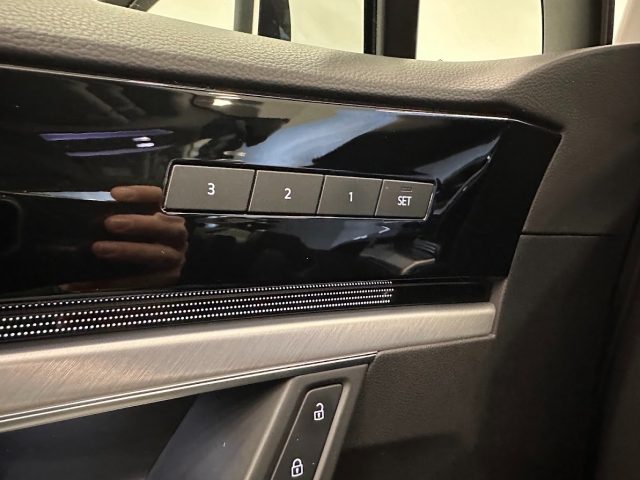 VOLKSWAGEN Touareg usata, con Leve al volante