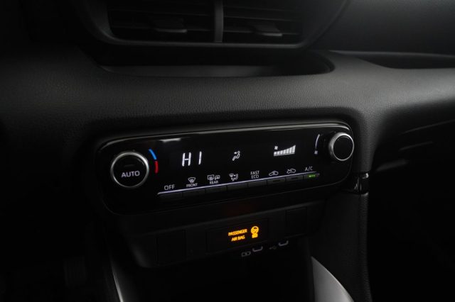 TOYOTA Yaris usata 8