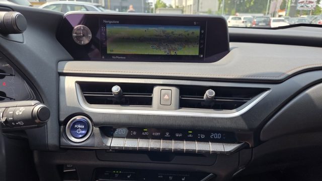 LEXUS UX 250h usata, con Sedili riscaldati