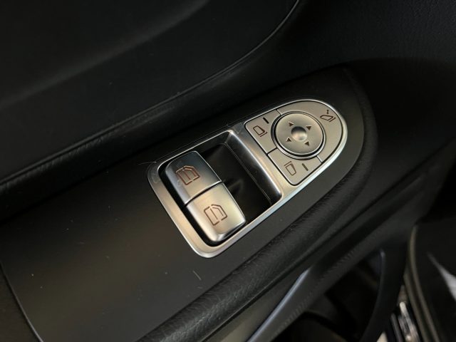 MERCEDES-BENZ V 220 usata, con Volante in pelle