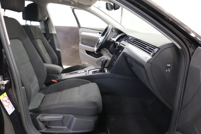 VOLKSWAGEN Passat Variant usata, con Volante in pelle