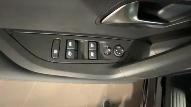 PEUGEOT 2008 usata, con Sedile posteriore sdoppiato