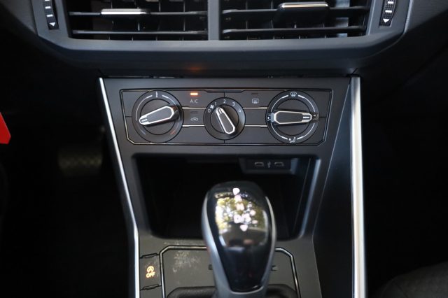 VOLKSWAGEN Taigo usata, con Hill holder