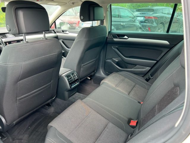 VOLKSWAGEN Passat usata, con USB