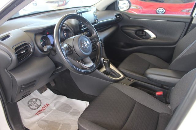 TOYOTA Yaris usata, con Fari LED